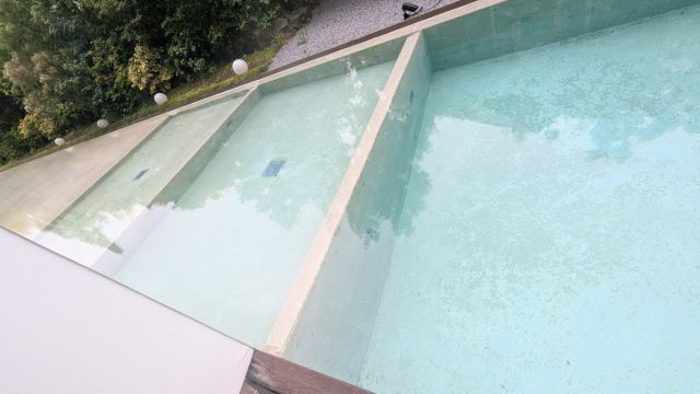 ガーデンテラス佐賀：さまざまな深さのプール
