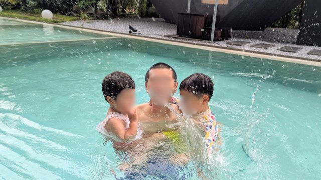 ガーデンテラス佐賀：プールで子どもと遊ぶ
