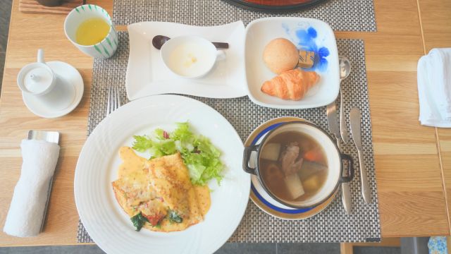 ガーデンテラス佐賀朝食：洋食タンドリーチキンと法蓮草のガレット